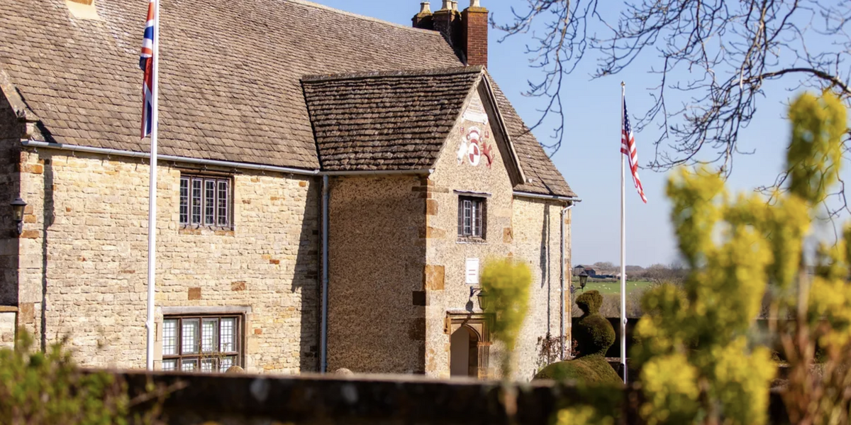Sulgrave Manor building side
